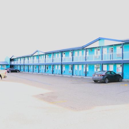 Empire Inn & Suites Penhold ภายนอก รูปภาพ