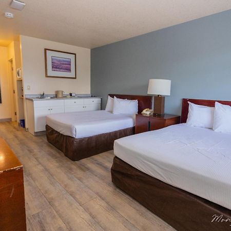 Empire Inn & Suites Penhold ภายนอก รูปภาพ