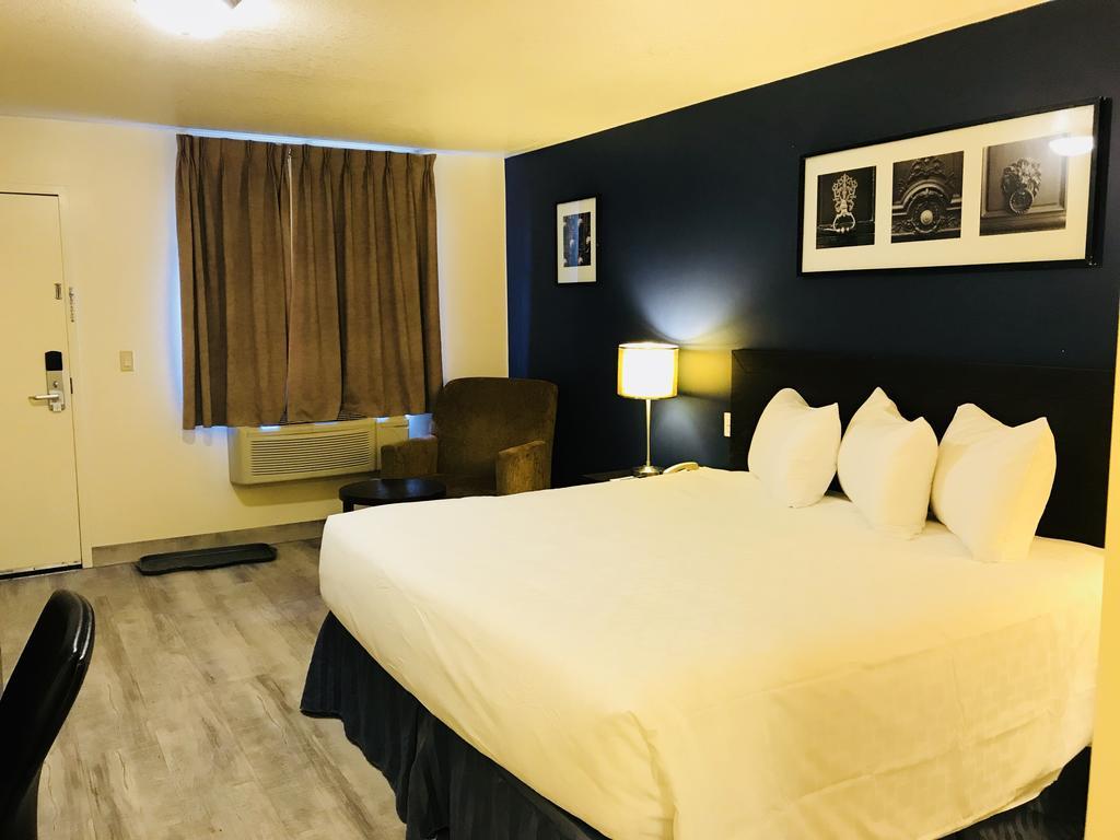 Empire Inn & Suites Penhold ภายนอก รูปภาพ