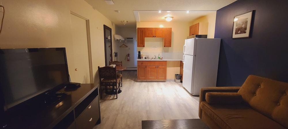 Empire Inn & Suites Penhold ภายนอก รูปภาพ