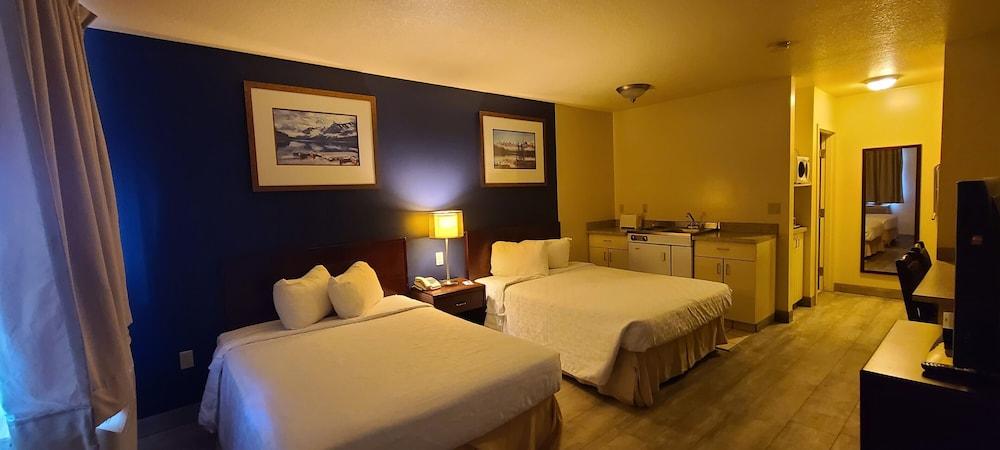 Empire Inn & Suites Penhold ภายนอก รูปภาพ