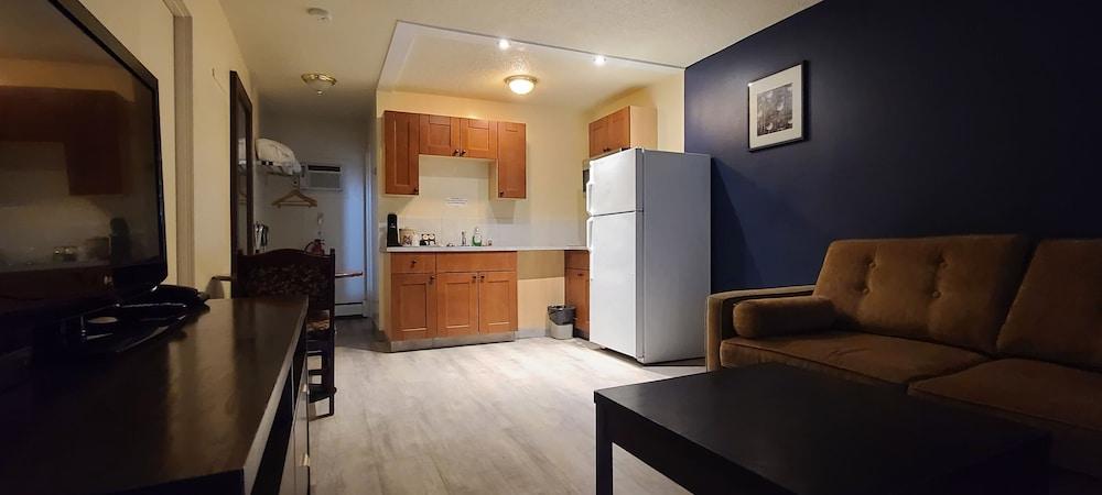 Empire Inn & Suites Penhold ภายนอก รูปภาพ