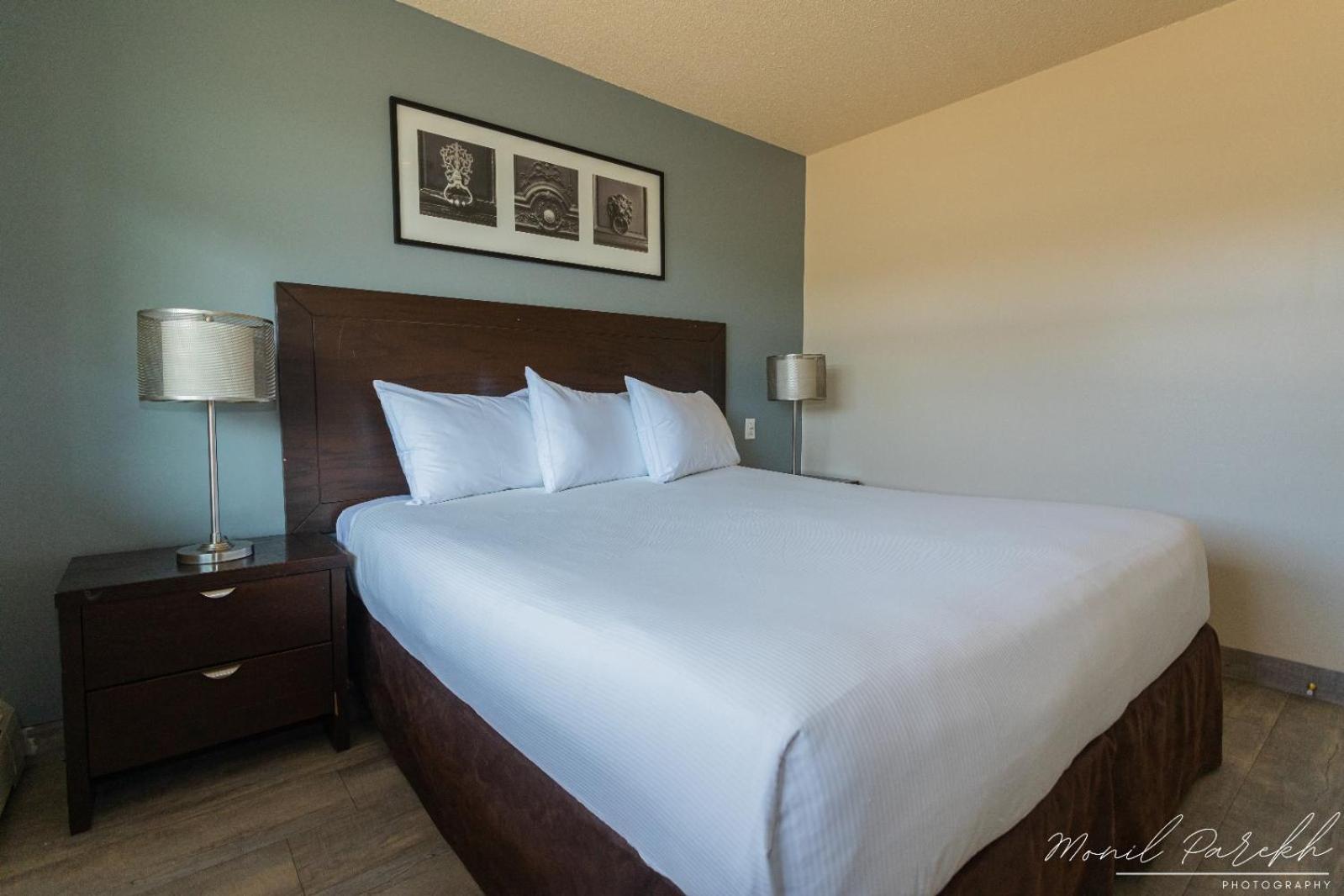 Empire Inn & Suites Penhold ภายนอก รูปภาพ