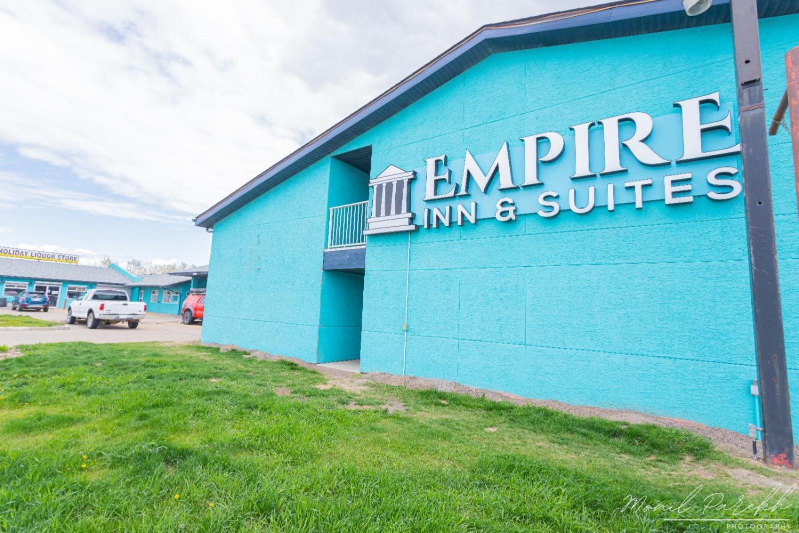 Empire Inn & Suites Penhold ภายนอก รูปภาพ