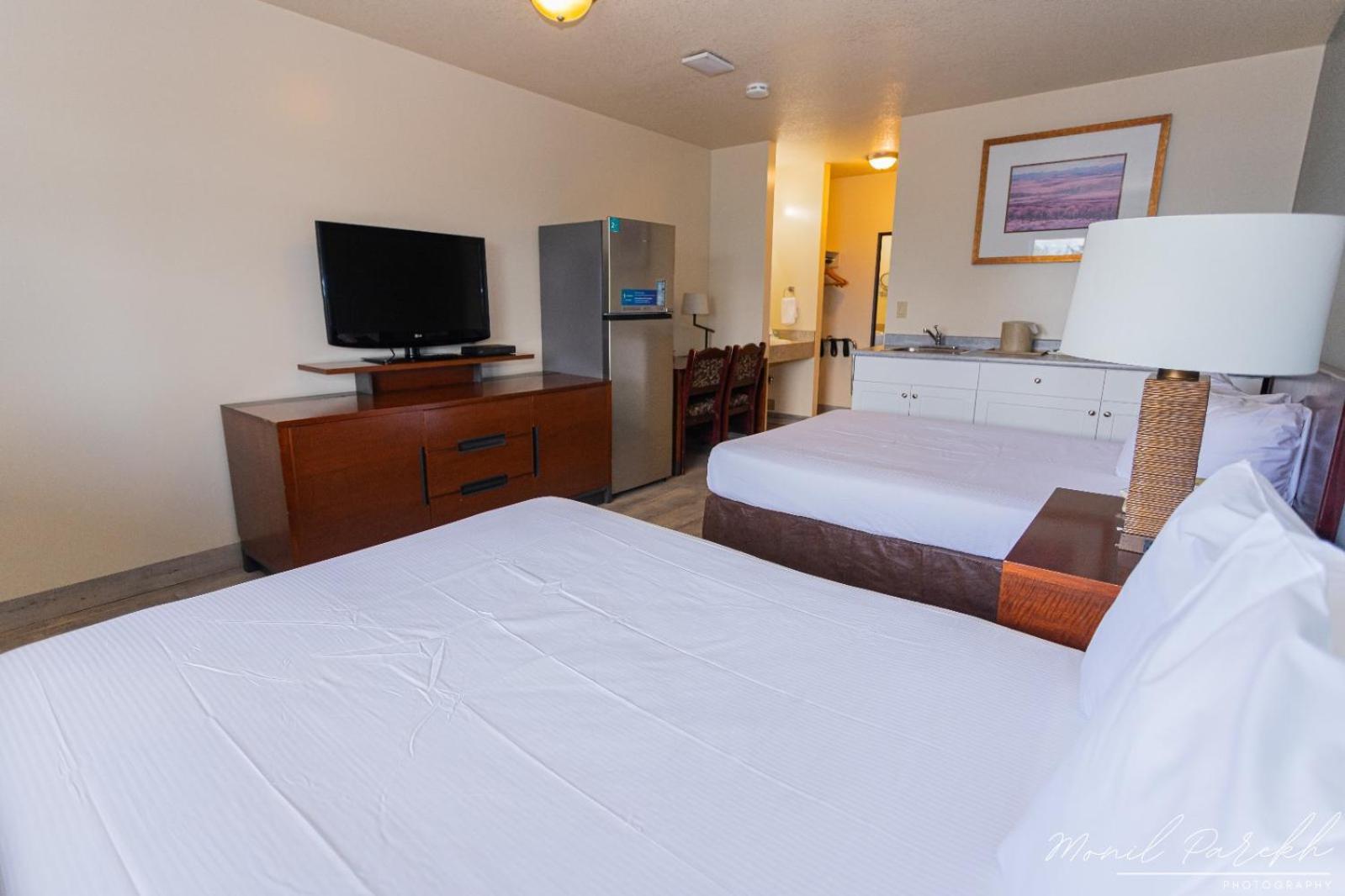 Empire Inn & Suites Penhold ภายนอก รูปภาพ