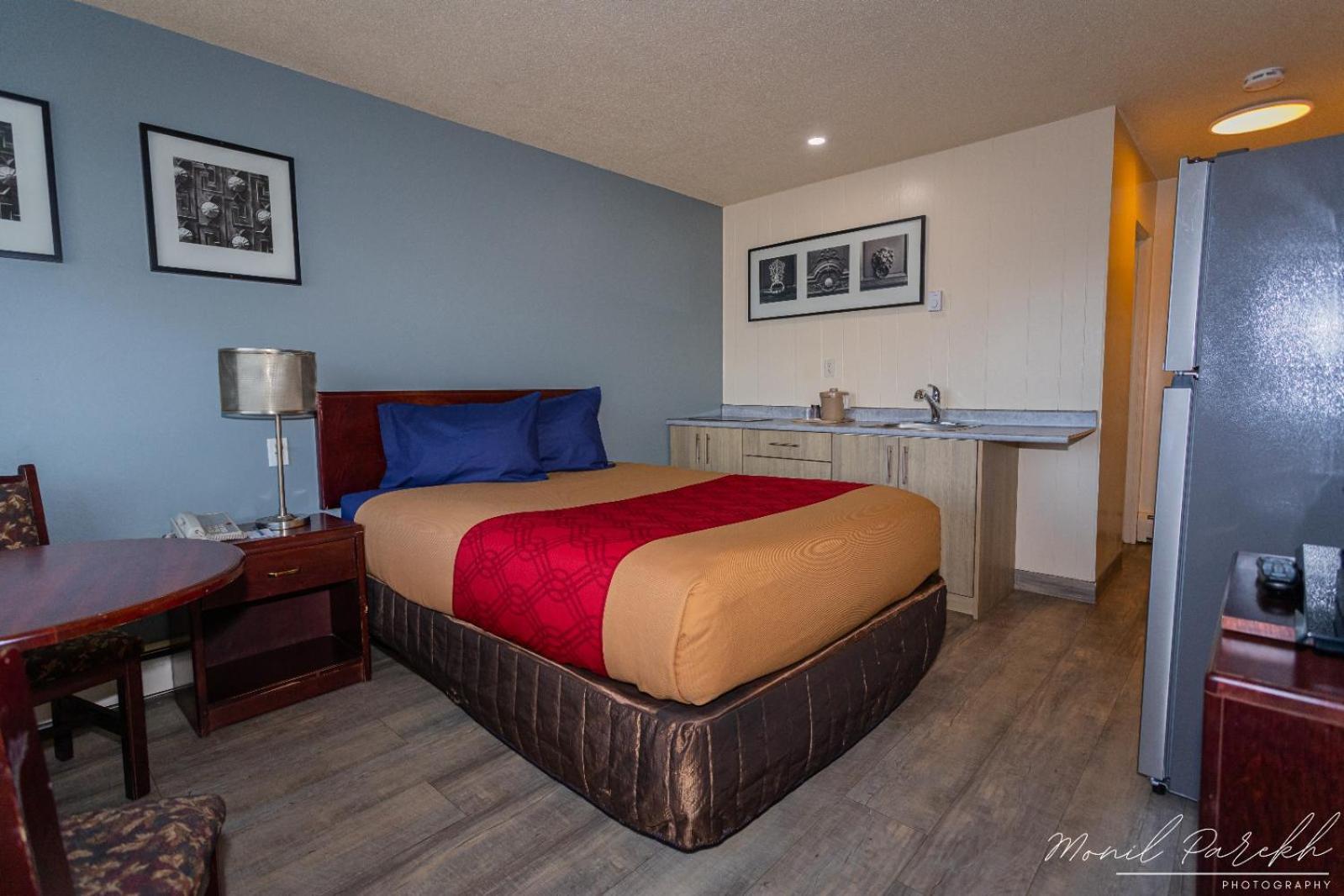 Empire Inn & Suites Penhold ภายนอก รูปภาพ