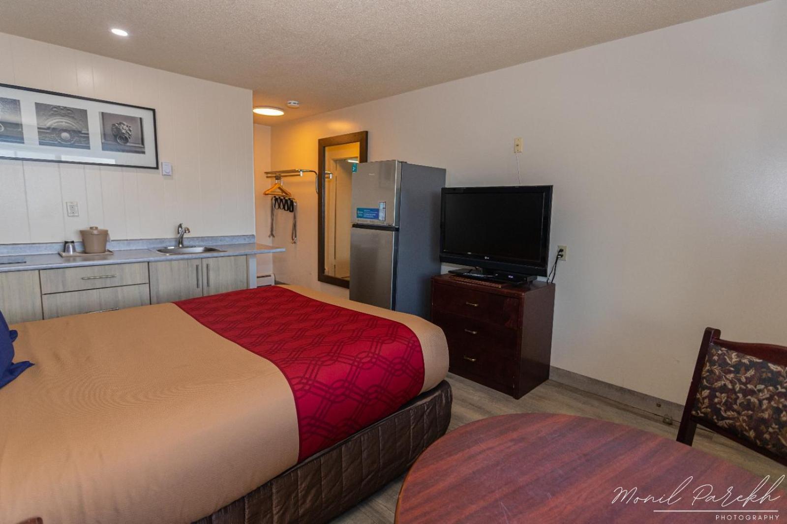 Empire Inn & Suites Penhold ภายนอก รูปภาพ