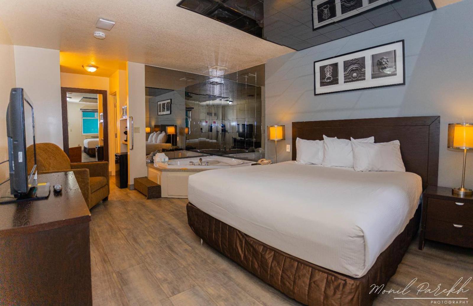 Empire Inn & Suites Penhold ภายนอก รูปภาพ
