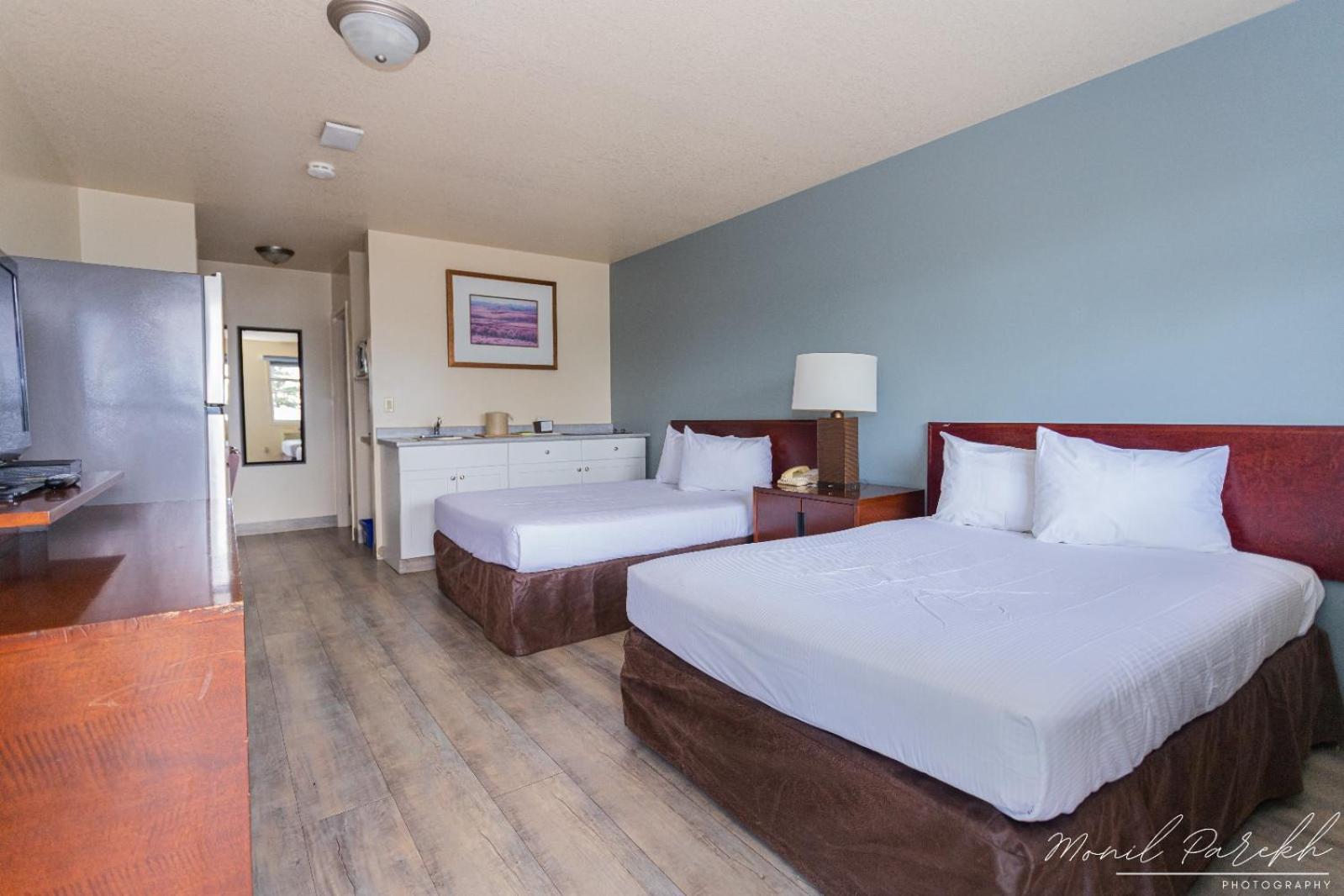 Empire Inn & Suites Penhold ภายนอก รูปภาพ