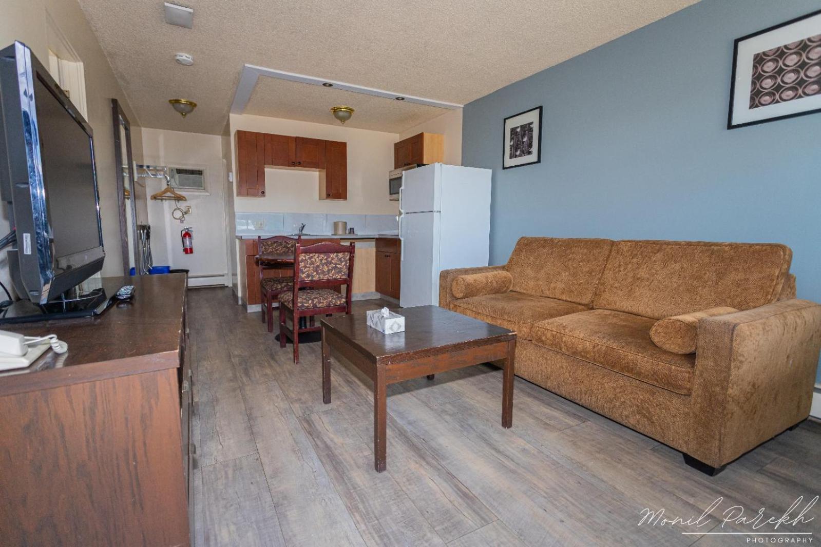 Empire Inn & Suites Penhold ภายนอก รูปภาพ