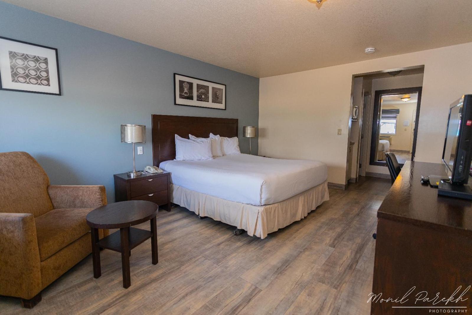 Empire Inn & Suites Penhold ภายนอก รูปภาพ