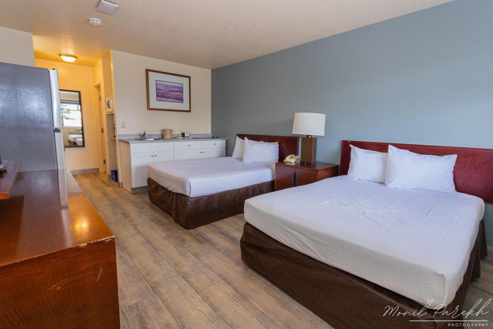 Empire Inn & Suites Penhold ภายนอก รูปภาพ