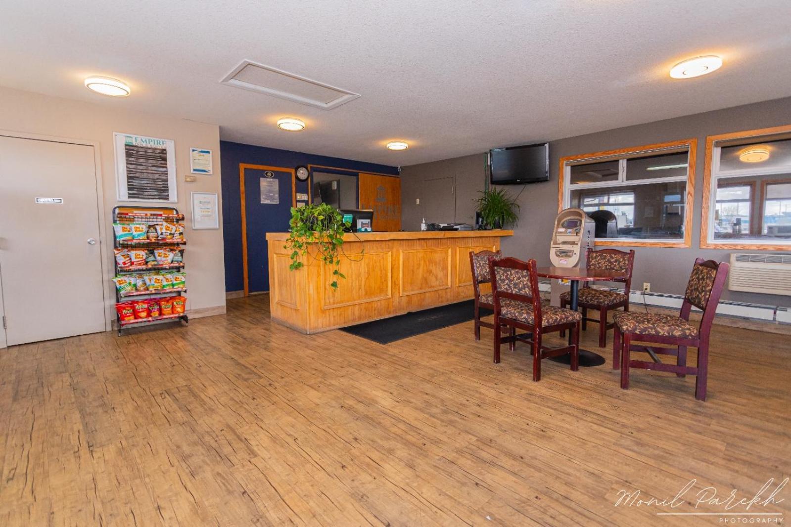 Empire Inn & Suites Penhold ภายนอก รูปภาพ
