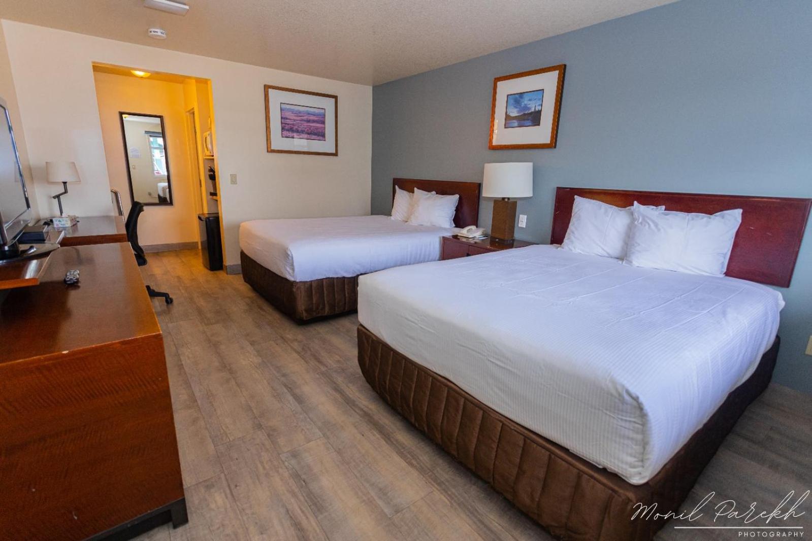 Empire Inn & Suites Penhold ภายนอก รูปภาพ