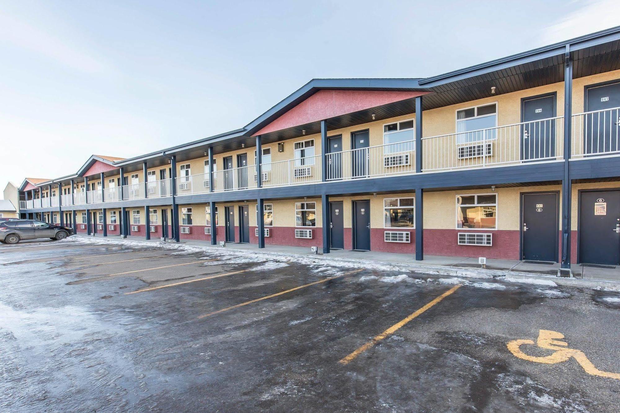 Empire Inn & Suites Penhold ภายนอก รูปภาพ