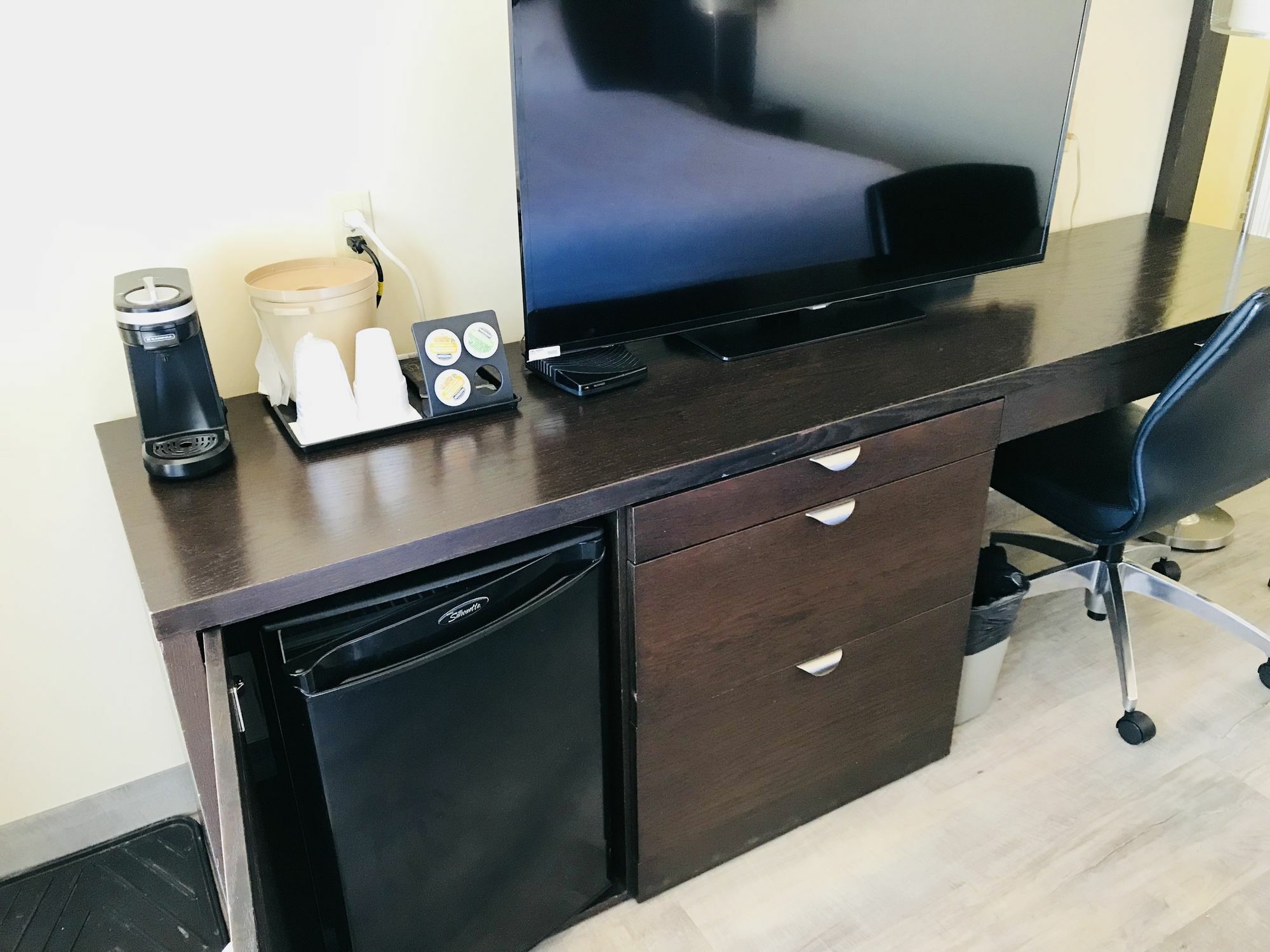 Empire Inn & Suites Penhold ภายนอก รูปภาพ