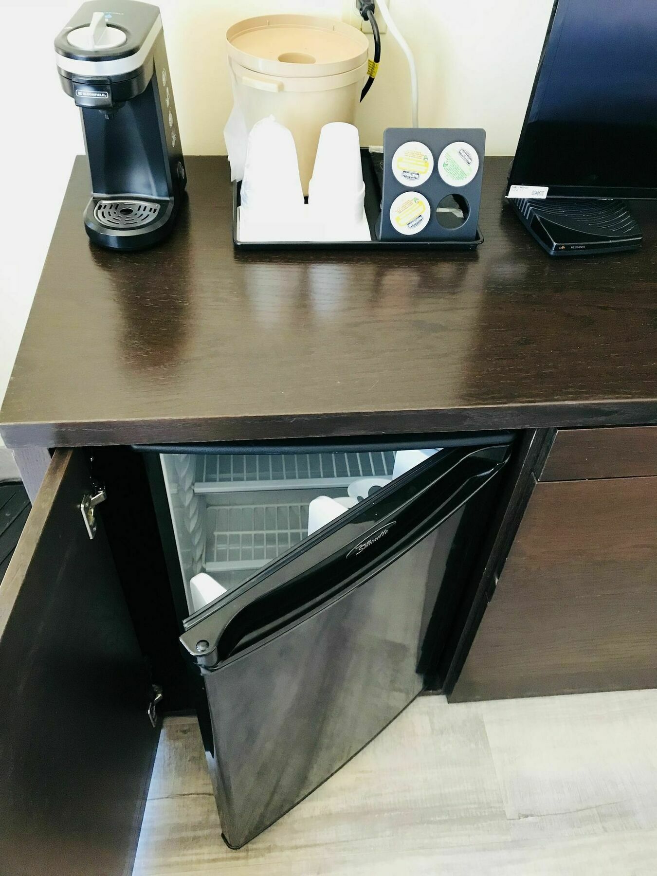 Empire Inn & Suites Penhold ภายนอก รูปภาพ