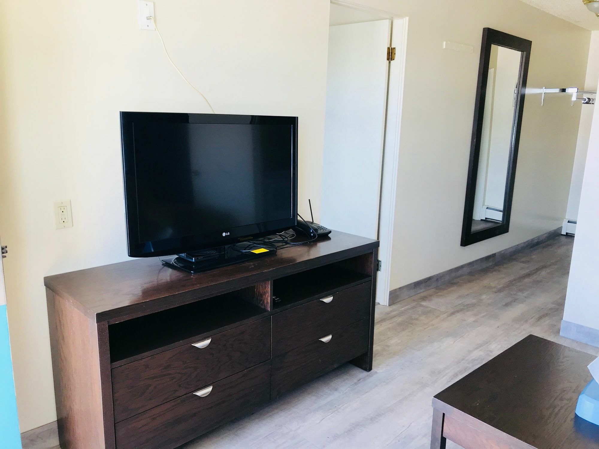 Empire Inn & Suites Penhold ภายนอก รูปภาพ