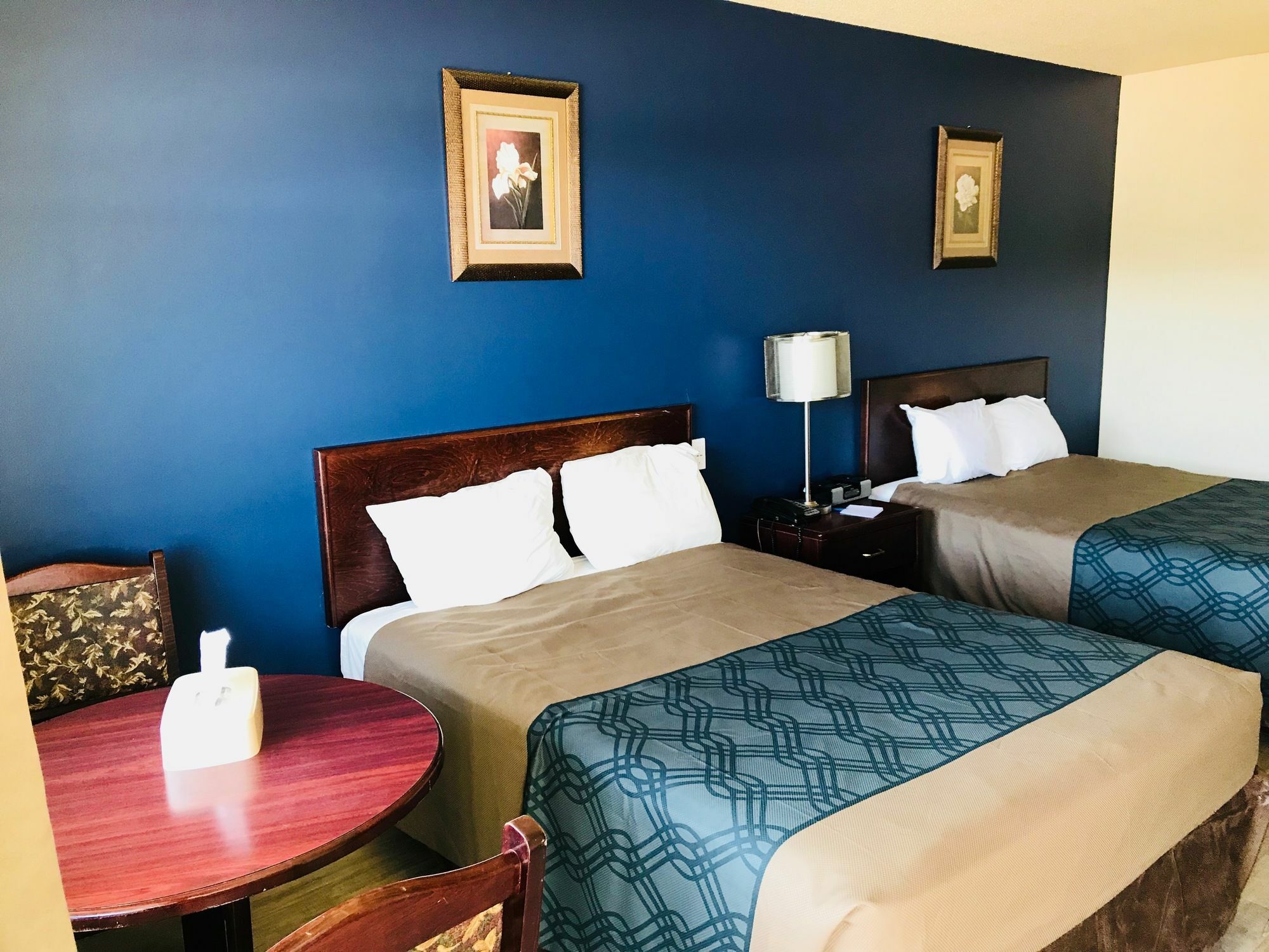 Empire Inn & Suites Penhold ภายนอก รูปภาพ