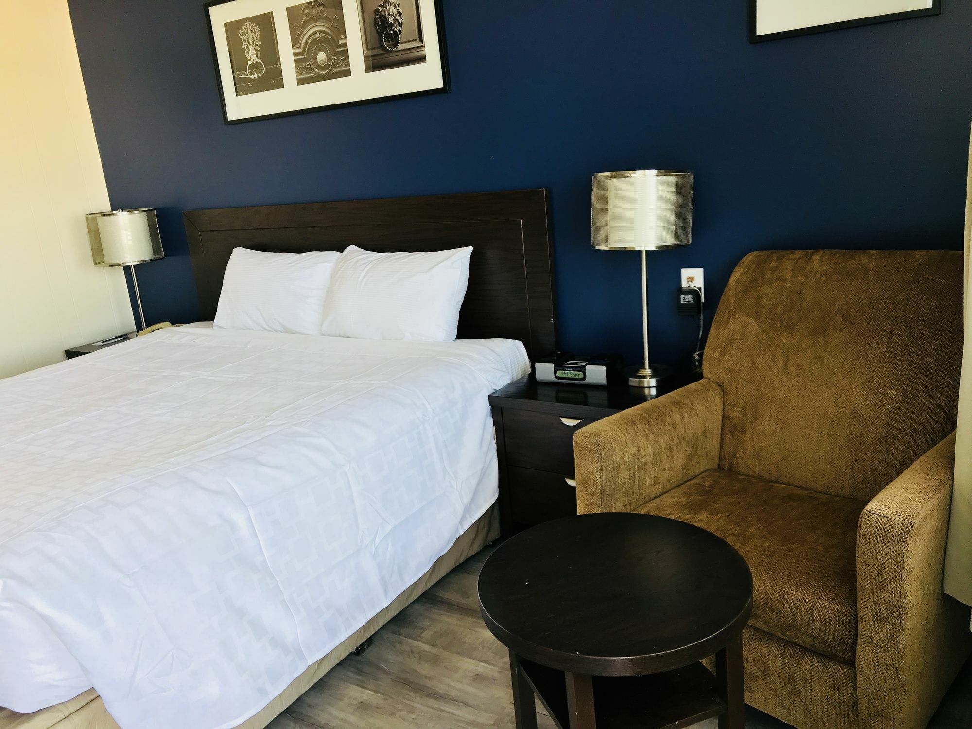 Empire Inn & Suites Penhold ภายนอก รูปภาพ