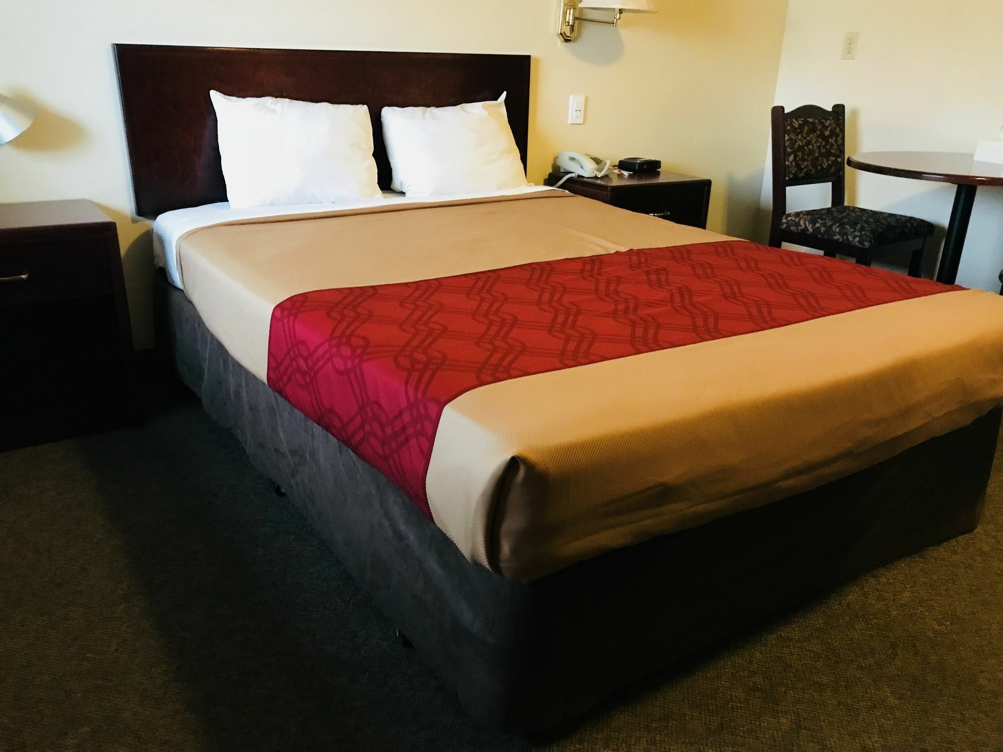 Empire Inn & Suites Penhold ภายนอก รูปภาพ