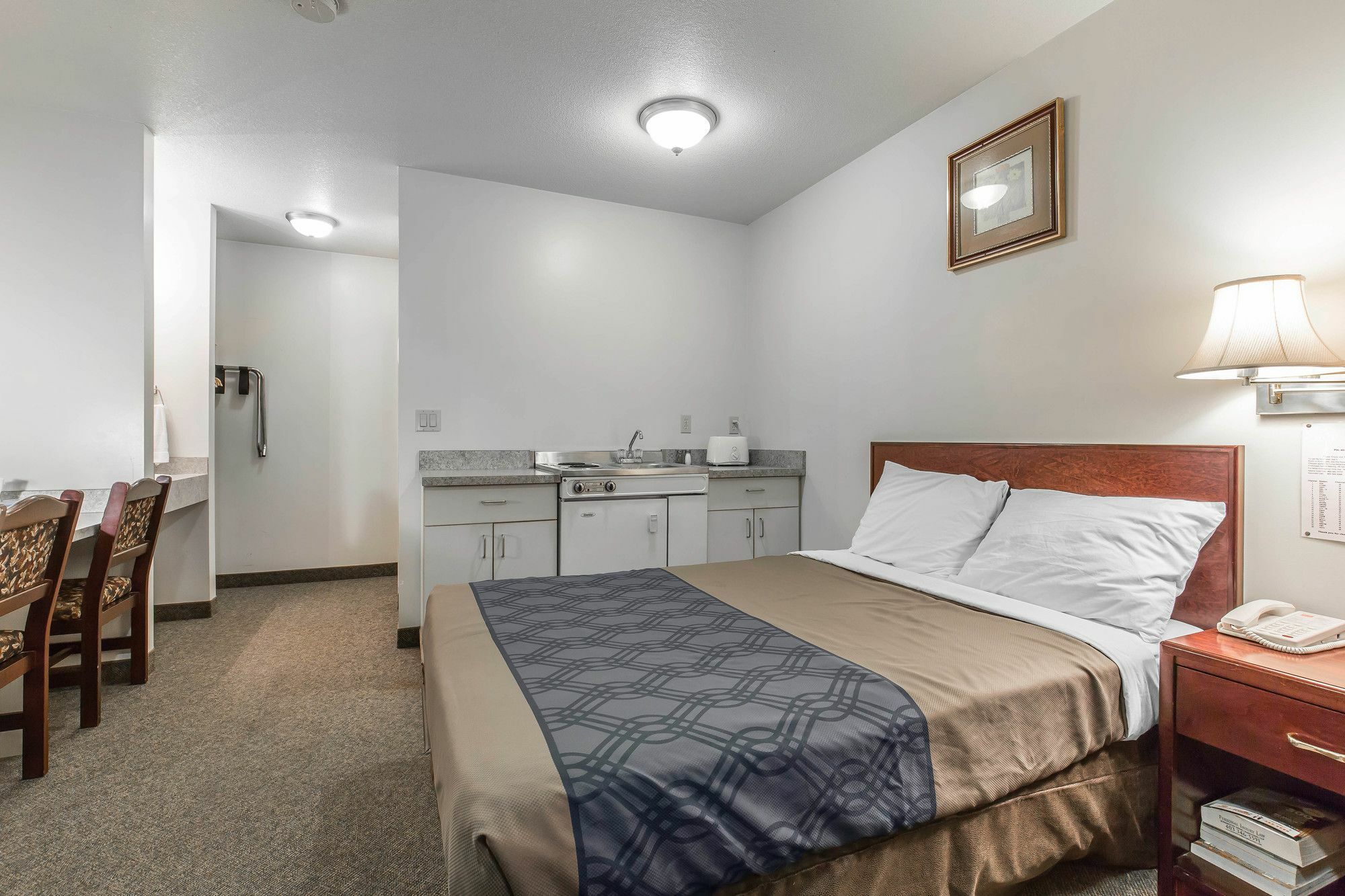 Empire Inn & Suites Penhold ภายนอก รูปภาพ