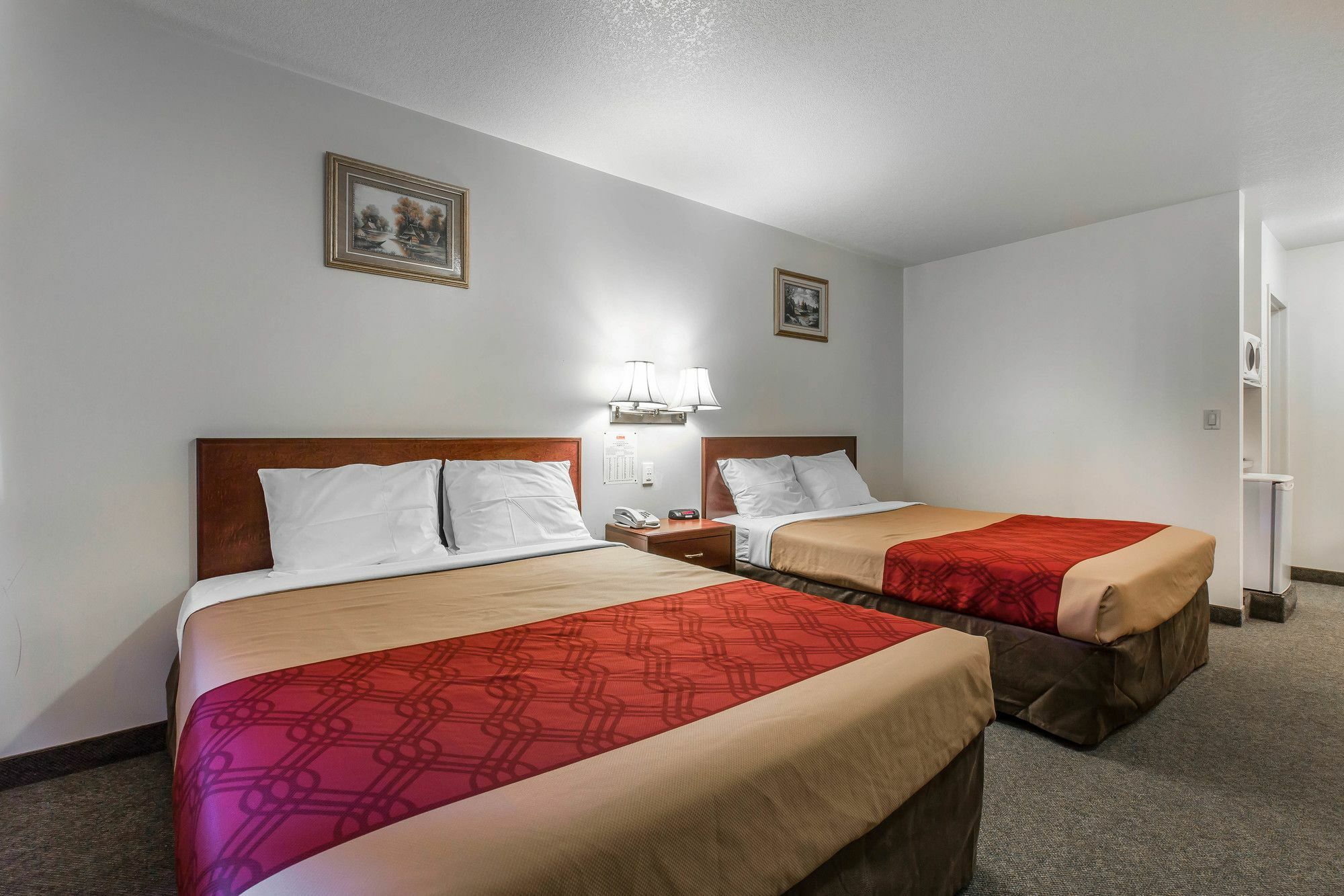 Empire Inn & Suites Penhold ภายนอก รูปภาพ